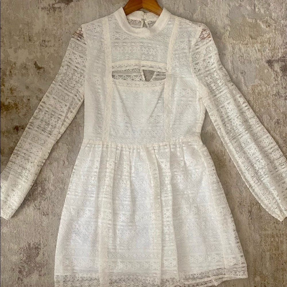 NWT BEAUTIFUL BCBG WHITE LACE DRESS